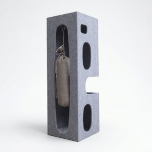 SHELF 130F — Котешко драскало филцова кула с 5 отвора и висяща играчка